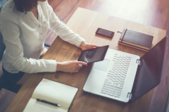 公司注冊成功后，能不能異地經(jīng)營(yíng)？合同只簽名不蓋章，是否有法律效力？ 